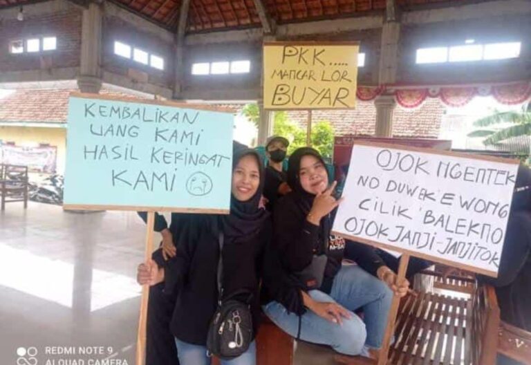 Diduga Uang Tabungan Dibawa Kabur oleh Istri Perangkat, Emak-Emak Warga Mancar Tuntut Pengembalian Ke Kantor Desa